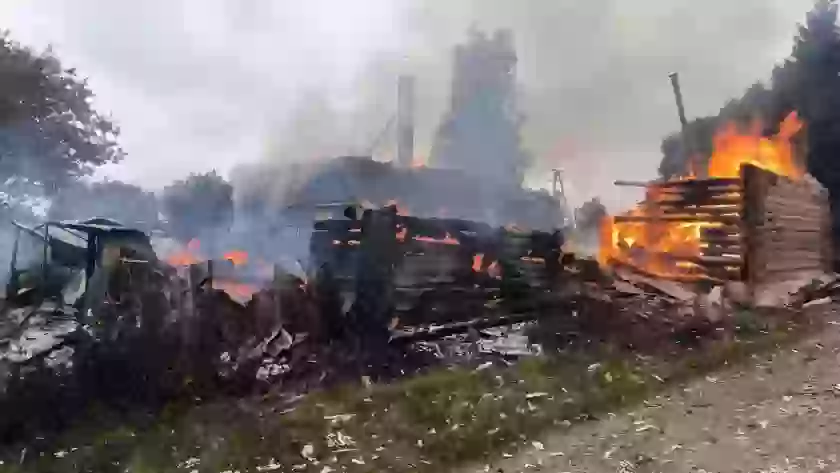 В Великолукском округе сгорели жилой дом, баня, гараж и мастерская