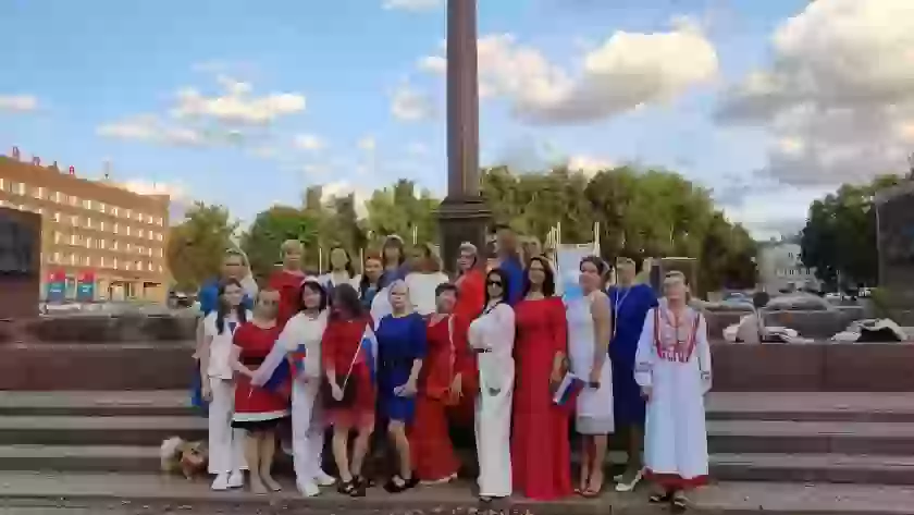 В Великих Луках прошла традиционная прогулка в цветах триколора ко Дню российского флага