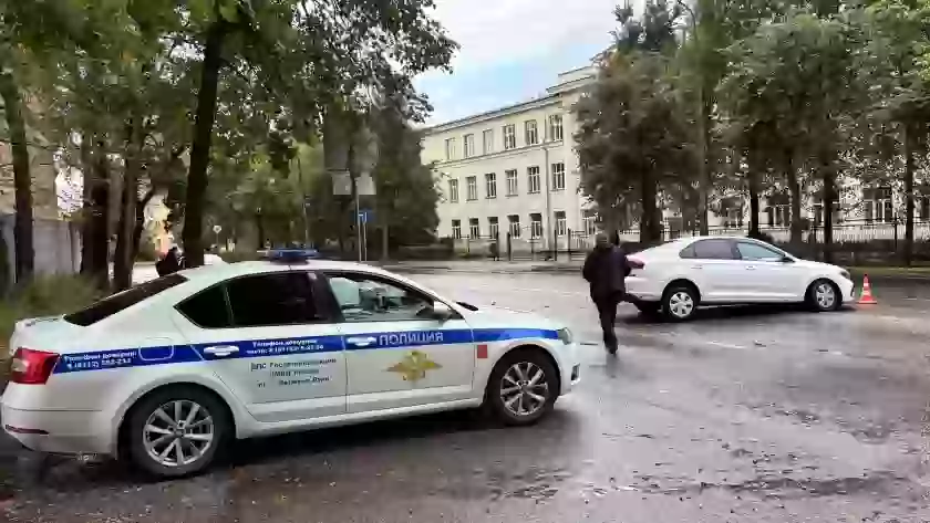 На Октябрьском проспекте у лесотехнического колледжа столкнулись два легковых автомобиля