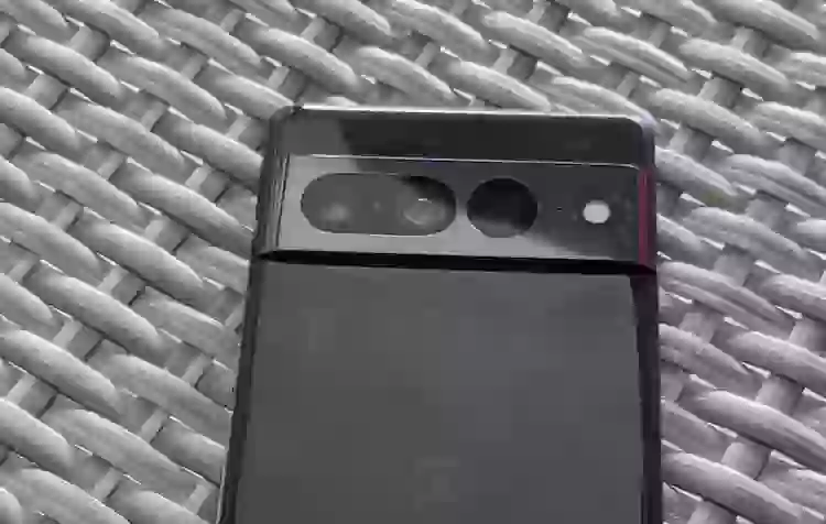 Появились первые настоящие фотографии Google Pixel 7. Хотя, сомнения в них есть